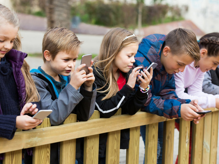 يفقد الأطفال قدرتهم على التفكير المستقل بفعل الاقبال على استعمال مواقع التواصل
