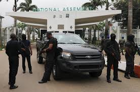 إقالة مدير الإستخبارات في نيجيريا بعد عملية أمنية أمام البرلمان وسط توتر سياسي