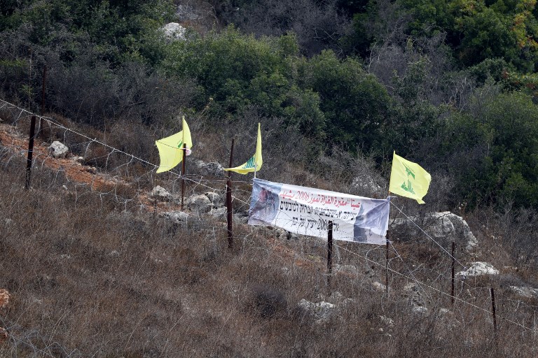 أعلام لحزب الله على الحدود اللبنانية الاسرائيلية 