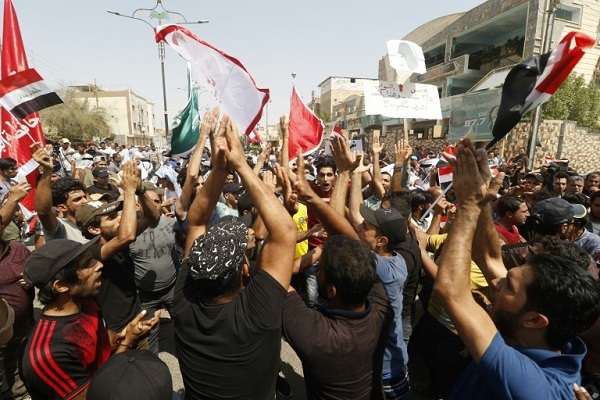 عراقيون خلال تظاهرة في البصرة