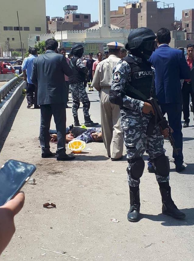 الشرطة المصرية قرب جثة الانتحاري بعد أن فجر حزامه الناسف