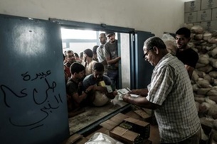 احتجاجات في مقر وكالة الأونروا في غزة بعد تسريح موظفين