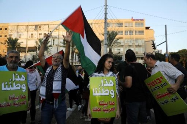 عشرات الآلاف يتظاهرون في تل أبيب ضد 