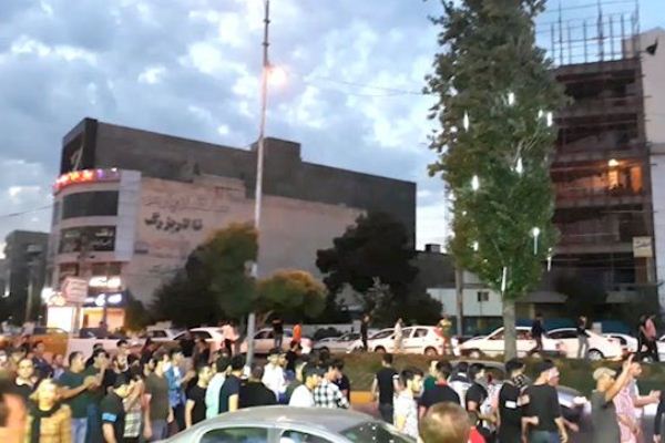 تصاعد الاحتجاجات الإيرانية ومهاجمة مقر للحوزة الشيعية قرب طهران