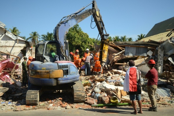 فرق إنقاذ اندونيسية تبحث عن ضحايا تحت الأنقاض
