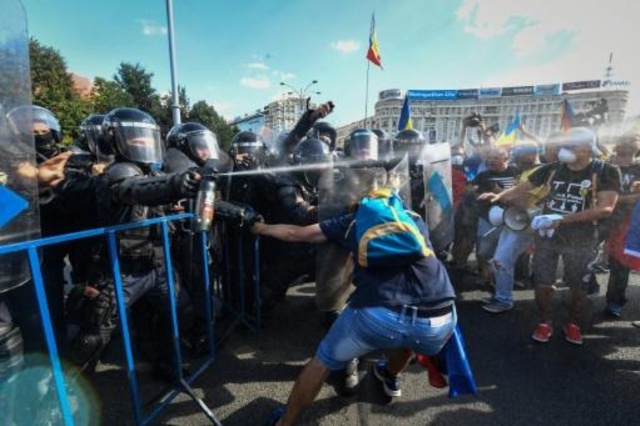 صدامات في بوخارست بين الشرطة ومتظاهرين بينهم آلاف المغتربين