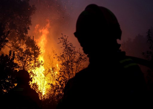 الدخان الكثيف يغطي شواطئ جنوب البرتغال وسط حرائق مستعرة