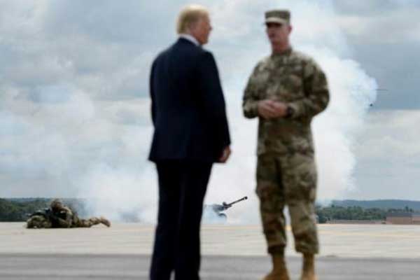 الرئيس الأميركي (يسار) يتابع مع جنرال تر تيبات مناورة جوية هجومية في فور درام في نيويورك بتاريخ 13 أغسطس 2018