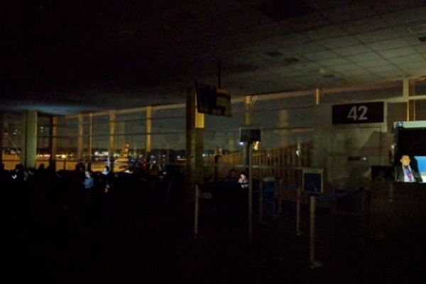 انقطاع في التيار الكهربائي يؤثر على كل مطار رونالد ريغن