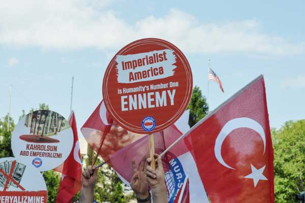 متظاهرون يحملون لافتات معادية للولايات المتحدة خلال تجمع أمام السفارة الأميركية في 3 أغسطس 2018 في أنقرة