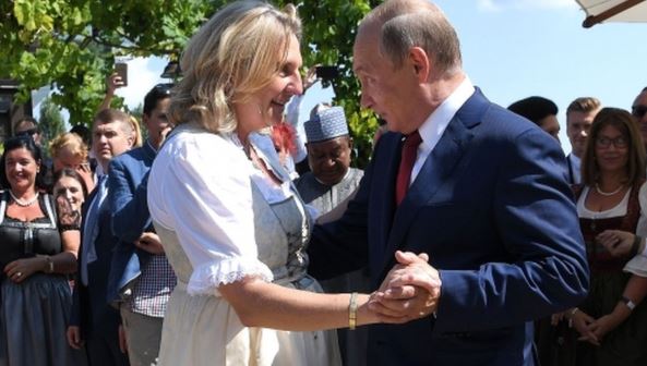 بوتين يراقص وزيرة الخارجية النمساوية في حفل زفافها