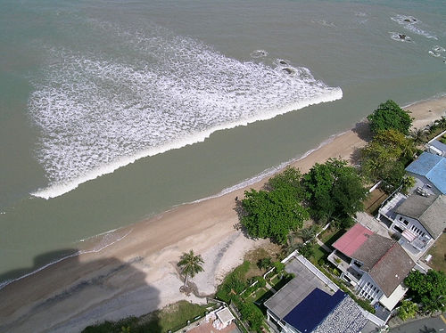موجات مد بحري على سواحل ماليزيا - ارشيفية