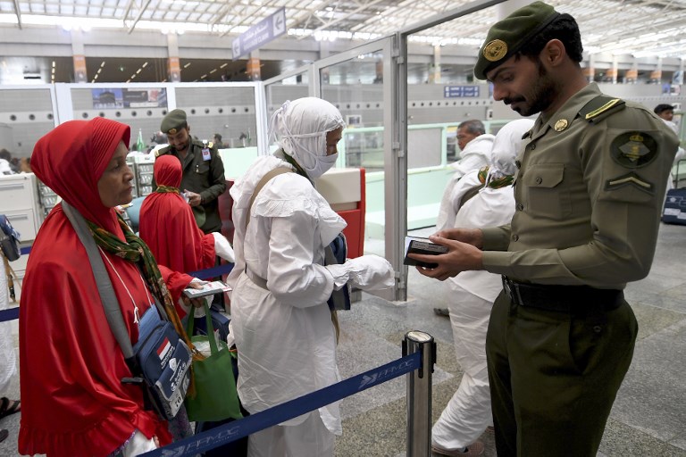حجاج يصلون إلى مطار جدة 