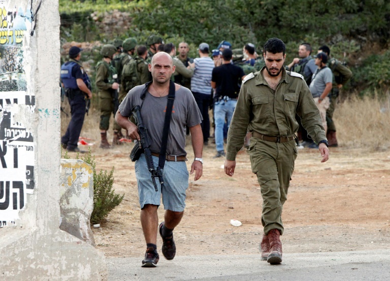إسرائيل تخفف القيود على حمل الأسلحة بعد هجمات منفردة