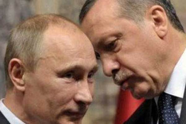 أردوغان هامسا في أذن بوتين في لقاء سابق بينهما