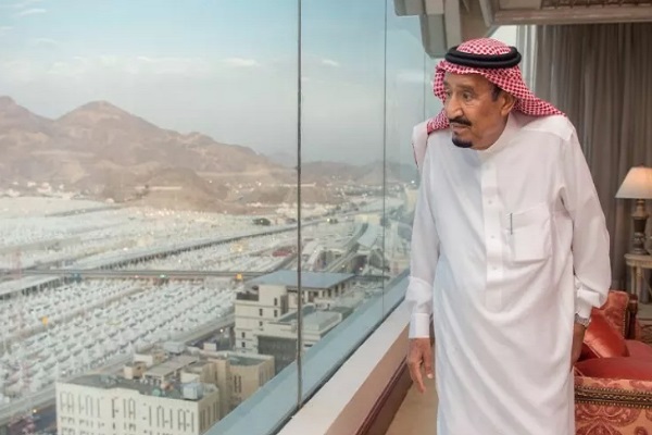 العاهل السعودي الملك سلمان بن عبد العزيز خلال الإشراف على راحة الحجاج