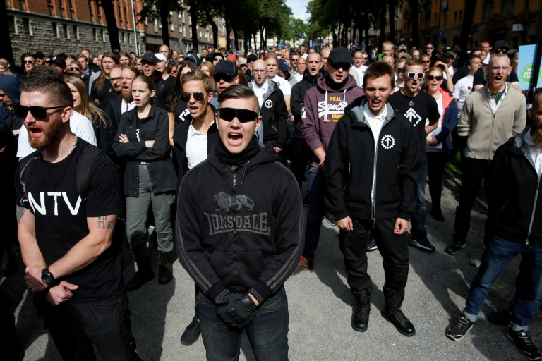 ناشطون من النازيين الجدد أثناء تظاهرة في إحدى ساحات ستوكهولم 