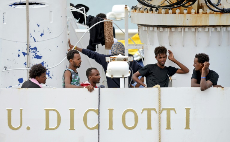 روما ستسمح بنزول المهاجرين العالقين على متن سفينة في ميناء صقلية