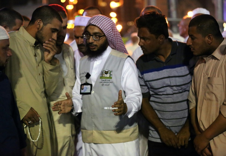 مترجمون على مدار الساعة لخدمة الحجاج في مكة