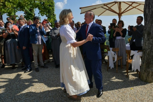 بوتين يراقص كنيسل خلال حفل زفافها