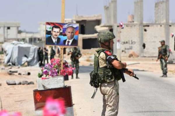 جنود سوريون وروس عند معبر أبوالضهور عند الطريق الشرقي لمحافظة إدلب بتاريخ 20 أغسطس 2018