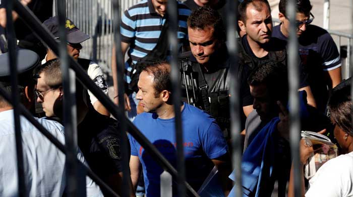 العسكريون الاتراك في الطريق للمثول امام المحكمة اليونانية