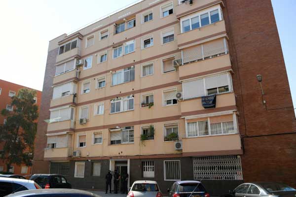 رجال شرطة أمام مبنى يضم شقة جزائري هاجم مركز للشرطة بسكين قبل أن يقتل في منطقة كاتالونيا في 20 أغسطس 2018