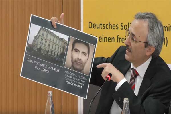 الكشف عن صورة الدبلوماسي الإرهابي الإيراني خلال مؤتمر صحافي في برلين