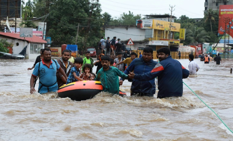 آلاف الهنود عالقون في الفيضانات وحصيلة الضحايا تتفاقم