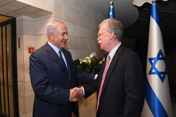 بولتون يصافح نتانياهو خلال زيارته الحالية إلى إسرائيل