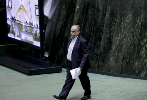 مجلس الشورى الإيراني يحجب الثقة عن وزير الاقتصاد
