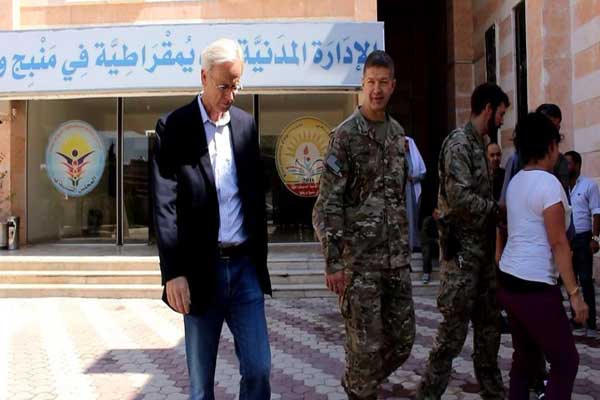 المسؤول الأميركي ويليام روباك خلال جولة سورية سابقة له في مدينة منبج