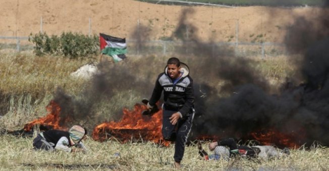 اصابة 240 فلسطينيا بنيران اسرائيلية في مواجهات على حدود قطاع غزة