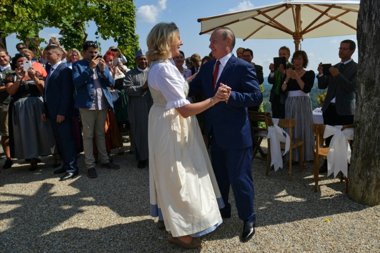 وزيرة خارجية النمسا تدافع عن دعوتها بوتين الى زفافها