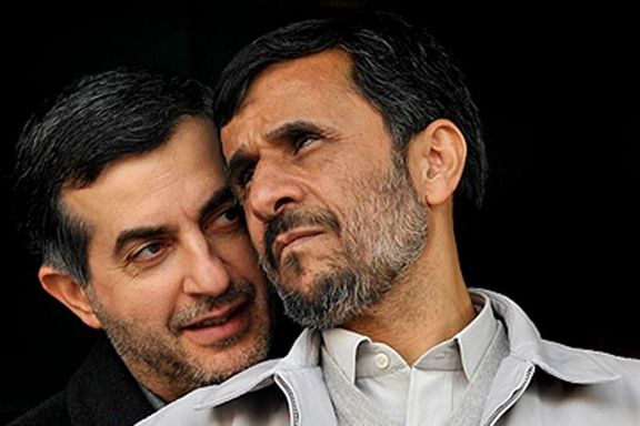 مشائي يهمس في أذن أحمدي نجاد (أرشيف)