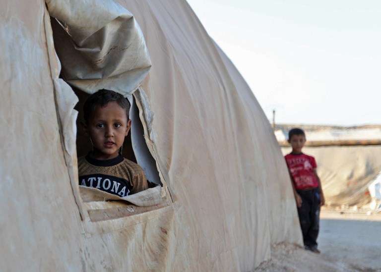 أطفال في مخيم نازحين جنوب محافظة إدلب