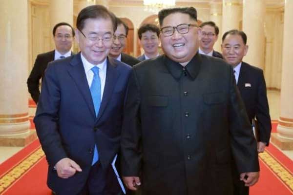 صورة وزّعتها وكالة الأنباء الكورية الشمالية الرسمية يظهر فيها الزعيم الكوري الشمالي كيم جونغ-أون وعن يمينه مستشار الرئيس الكوري الجنوبي لشؤون الأمن القومي شونغ أوي-يونغ في بيونغ يانغ أمس 5 سبتمبر 2018