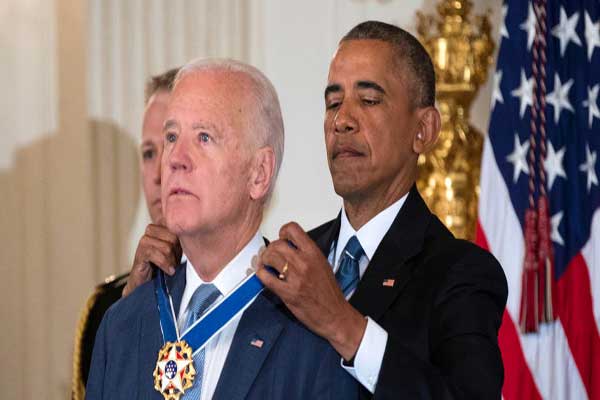 أوباما يقلد نائبه جو بايدن وسام الحرية خلال تكريم بالبيت الأبيض