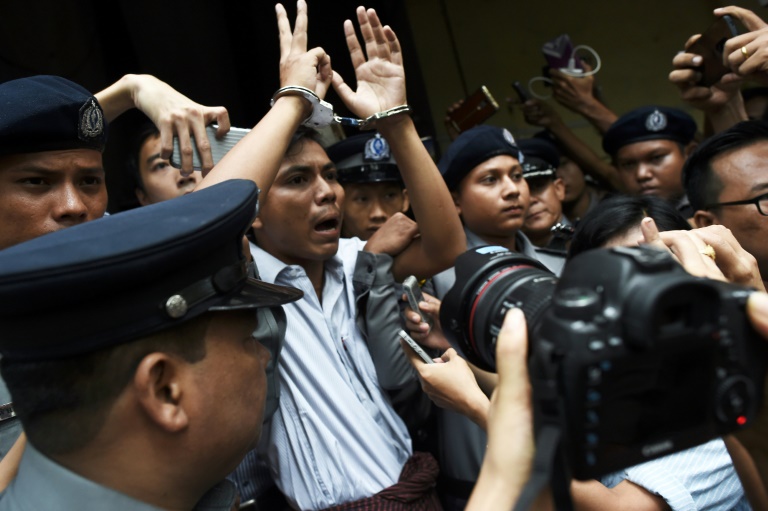 بريطانيا تطالب بورما بالافراج عن صحافيي رويترز