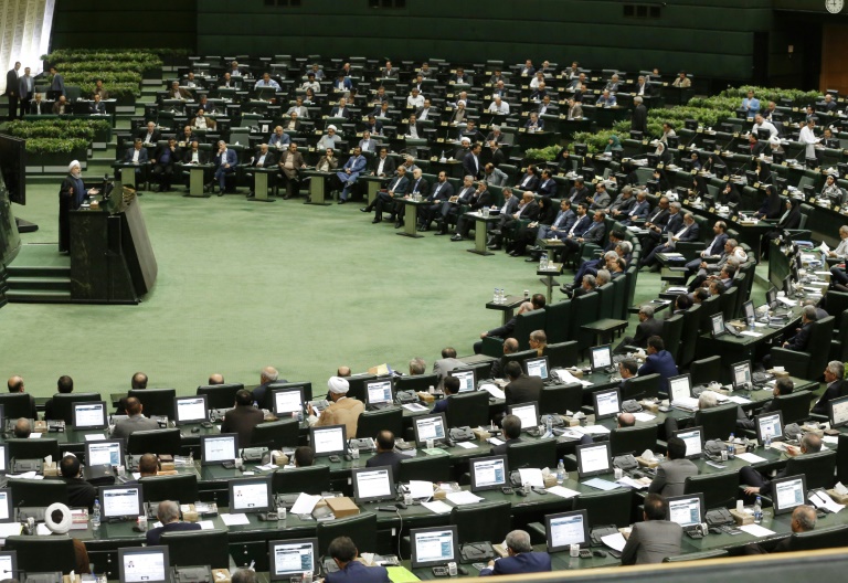 البرلمان الإيراني يسحب مذكرة لحجب الثقة عن وزير التعليم