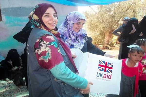 لاجئات فلسطينيات يتسلمن المعونة البريطانية