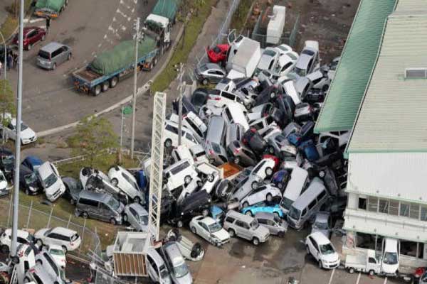 قلب الإعصار الياباني سيارات وشاحنات رأسًا على عقب