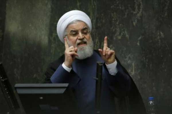 الرئيس الإيراني حسن روحاني يتحدث في البرلمان في طهران في 28 أغسطس 2018