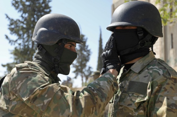 مقاتلان سوريان يستعدان لهجوم محتمل للقوات السورية على محافظة إدلب