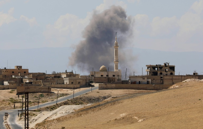 الدخان يتصاعد بعد قصف قوات النظام السوري محيط بلدة خان شيخون 