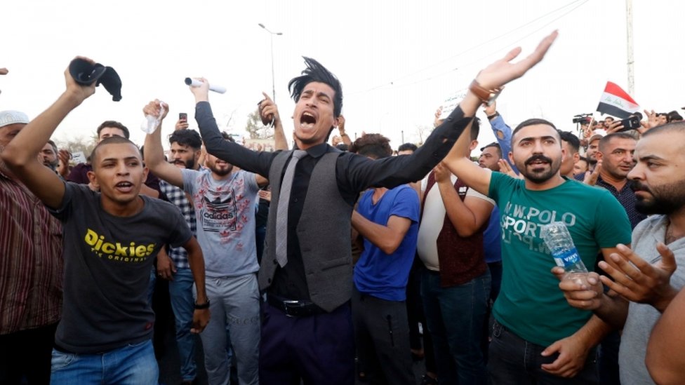 مظاهرات العراق: محتجون يهددون باقتحام حقل نفطي في البصرة مطالبين بتحسين الخدمات الأساسية