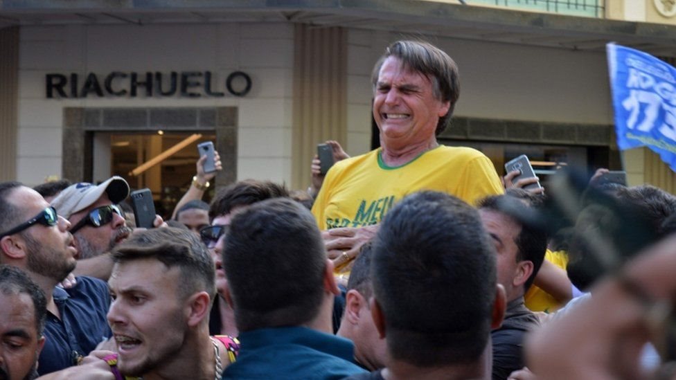 جاير بولسونارو، المرشح الرئاسي للبرازيل، يتعرض للطعن في مسيرة انتخابية