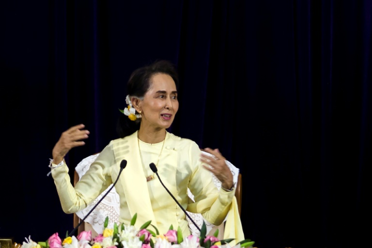 بورما تدافع عن صمت سو تشي حيال قضية سجن صحافيي رويترز