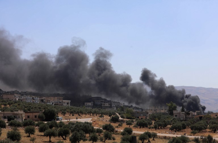 دخان يتصاعد في إدلب السورية بعد قصف روسي