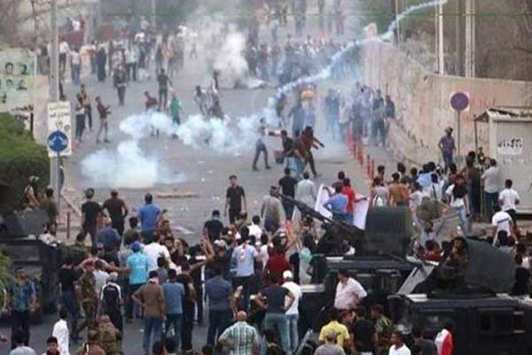 متظاهرو البصرة في مواجهة القنابل المسيلة للدموع للقوات الأمنية